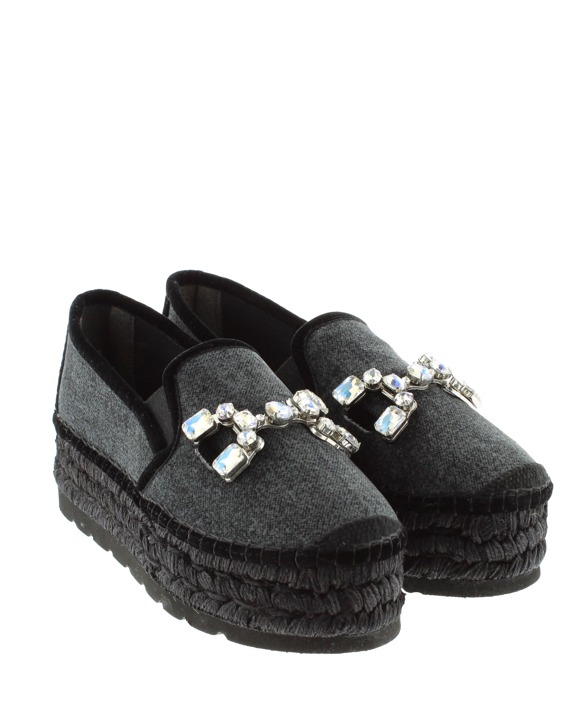 Slipper detail in black velvet Merce Doble