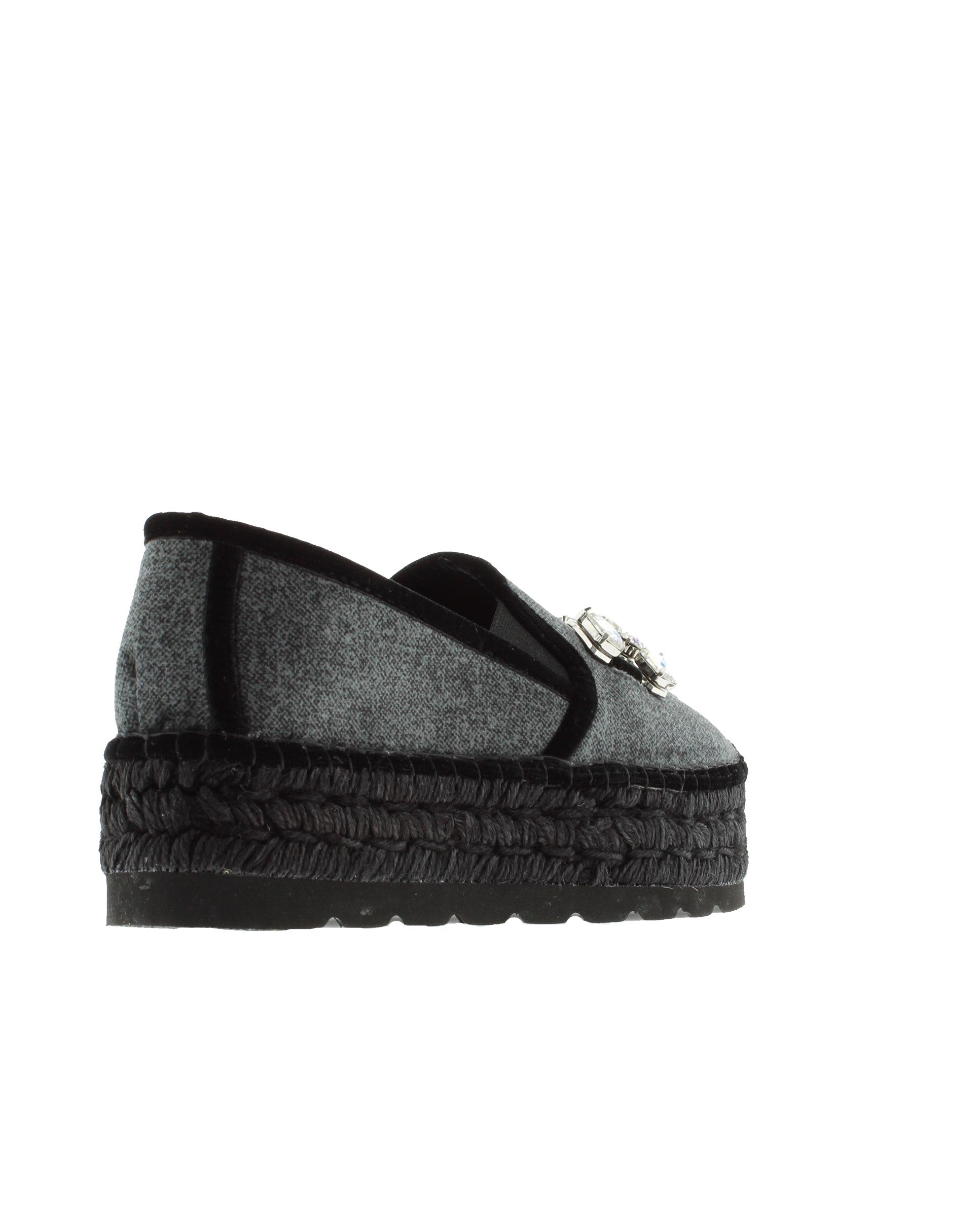 Slipper detail in black velvet Merce Doble