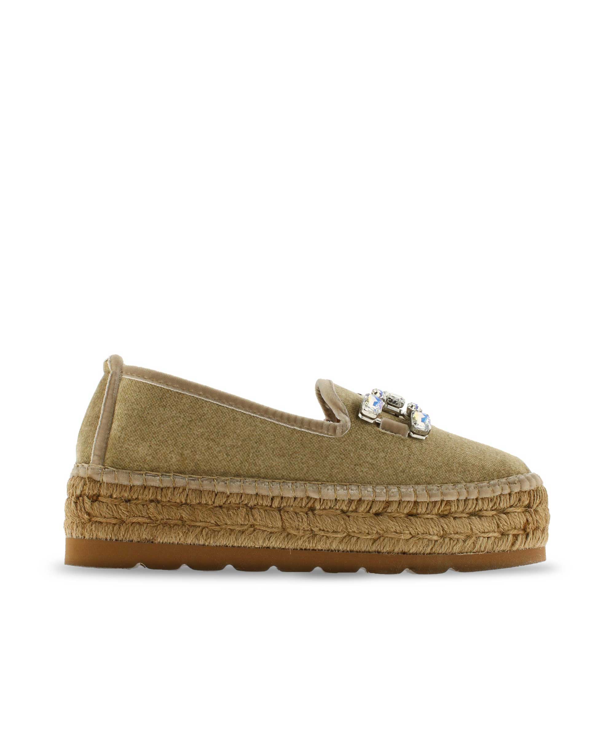 Slipper detail in sand velvet Merce Doble