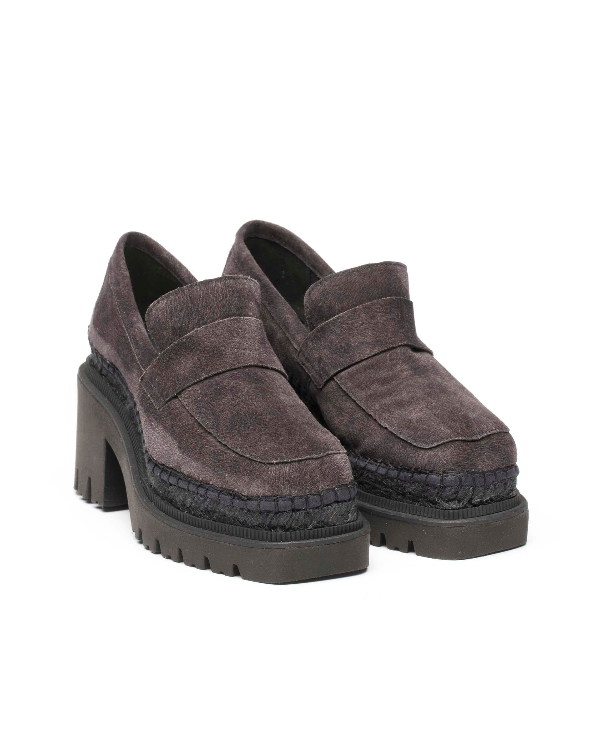 Mocasín de tacón en cavallo gris Panteta