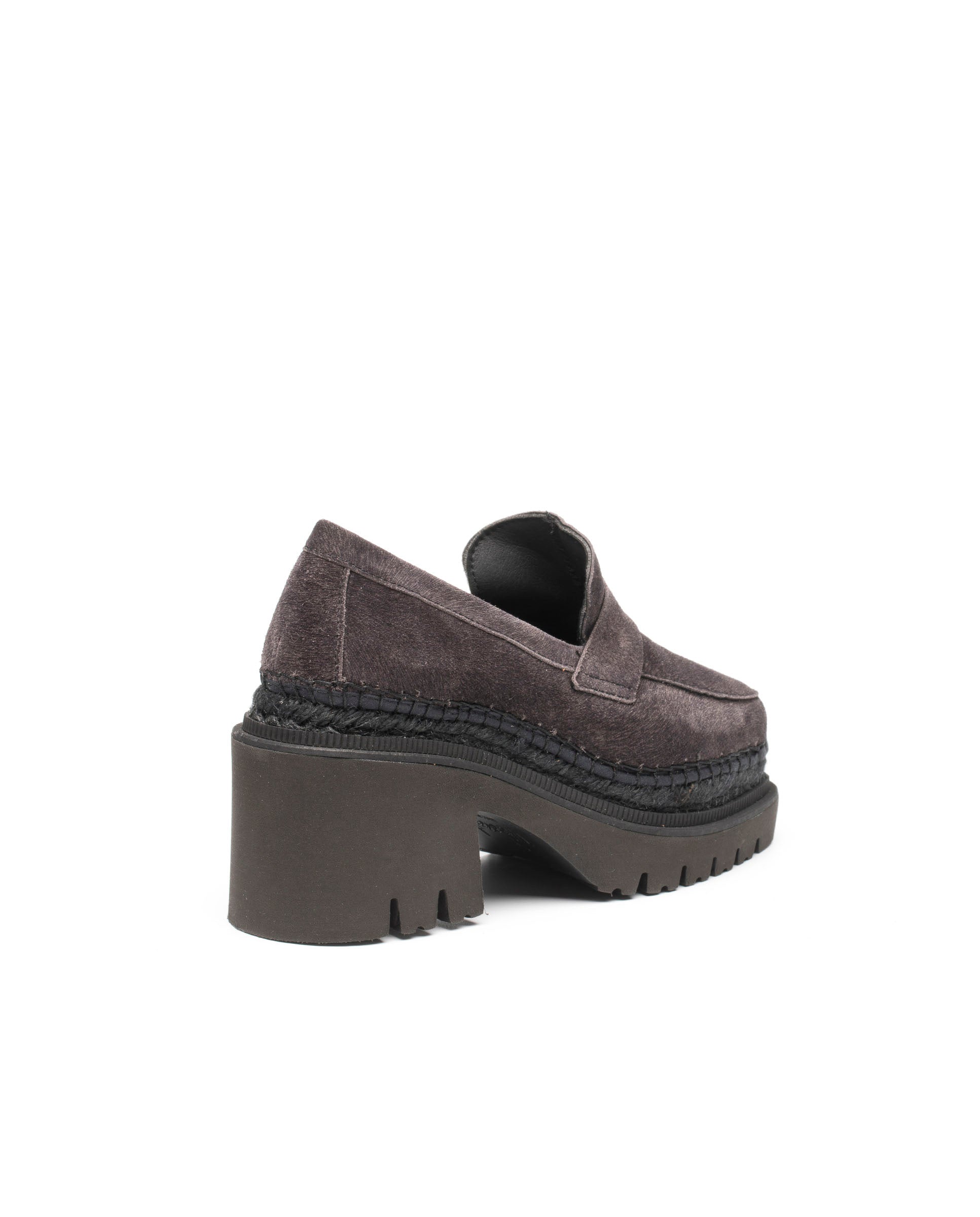 Mocasín de tacón en cavallo gris Panteta