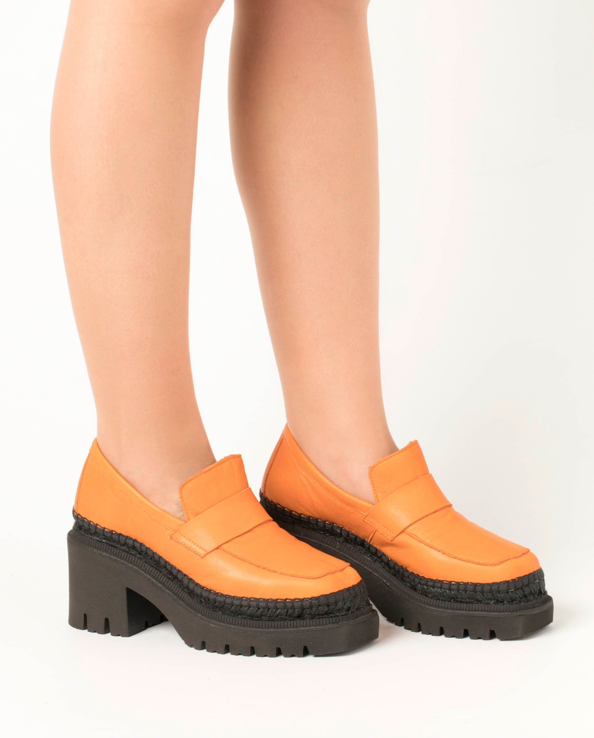 Mocasín de tacón en velvet naranja Panteta