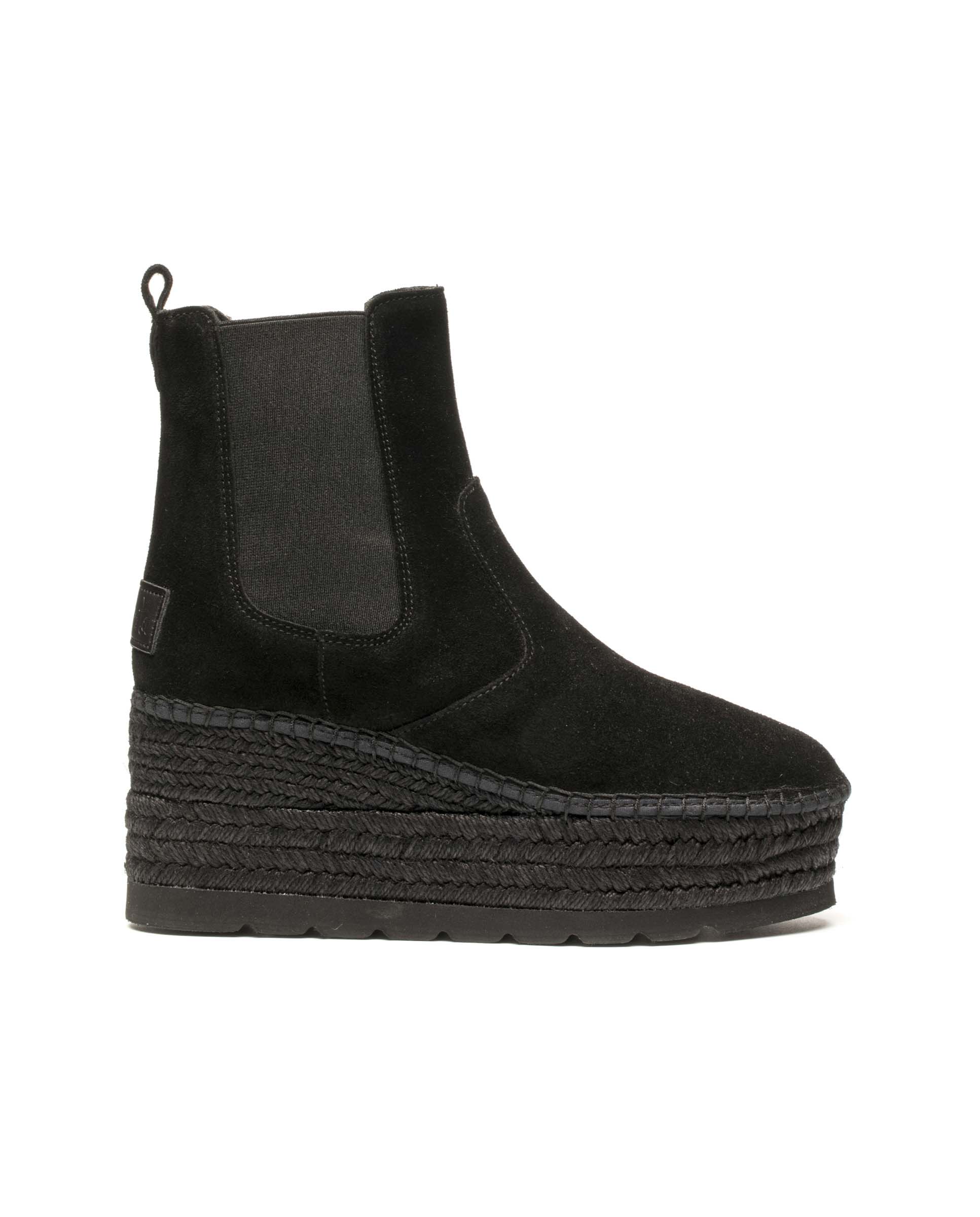 Chelsea boot in black Crete suede