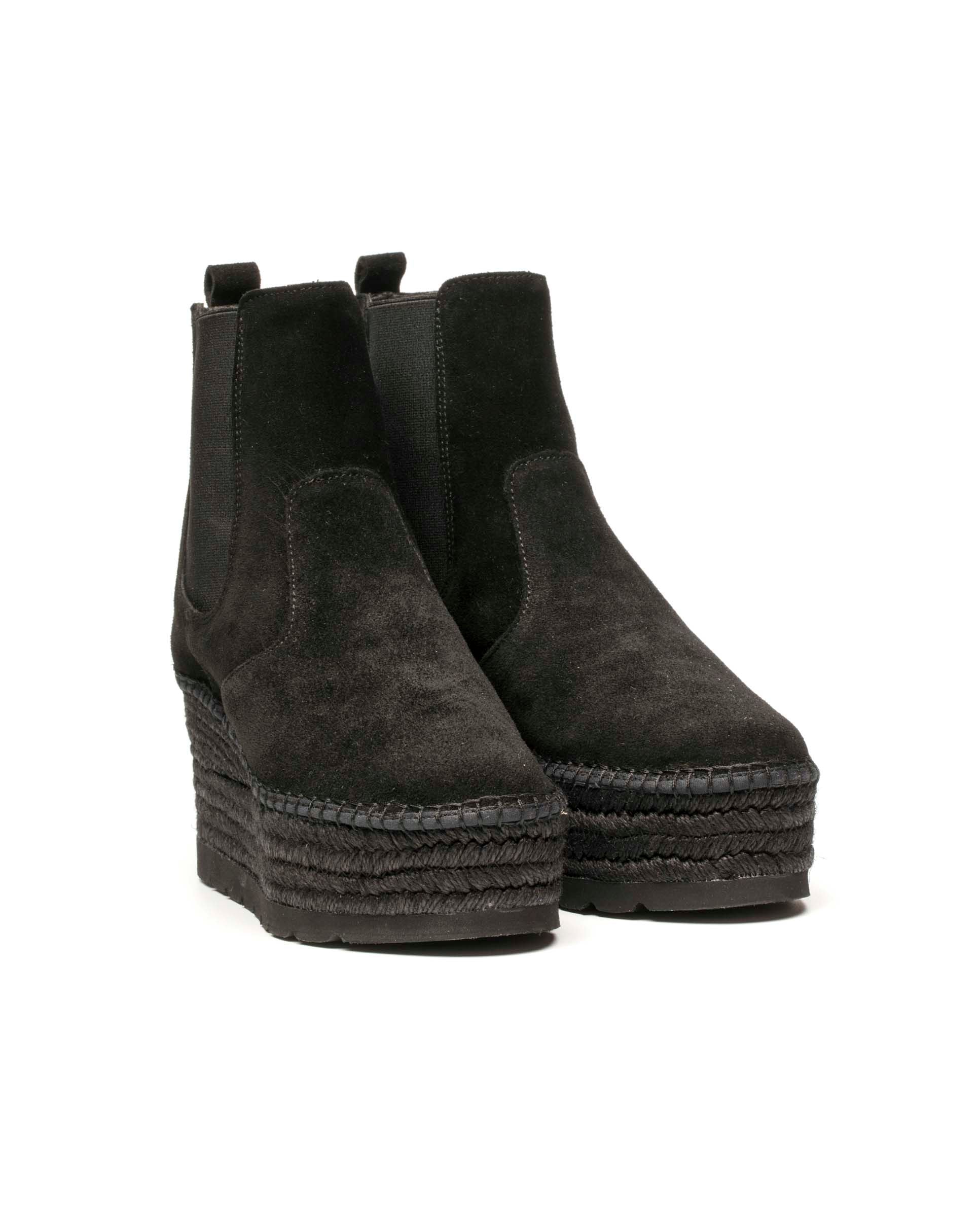 Chelsea boot in black Crete suede